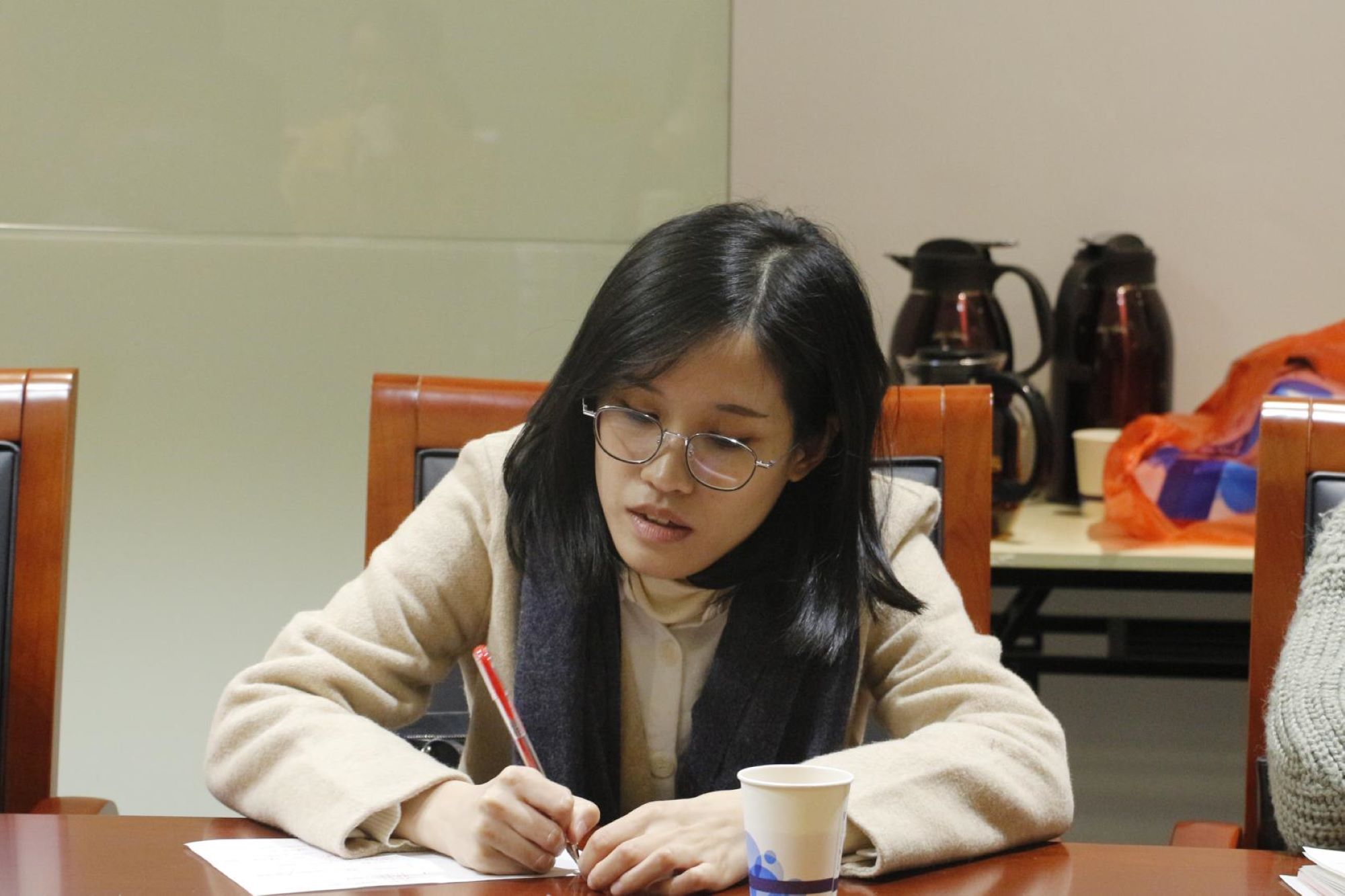 85301d4f3c2b42f39d1fb9c8af4283e3.jpg 青年教师认真汲取学术经验3.jpg