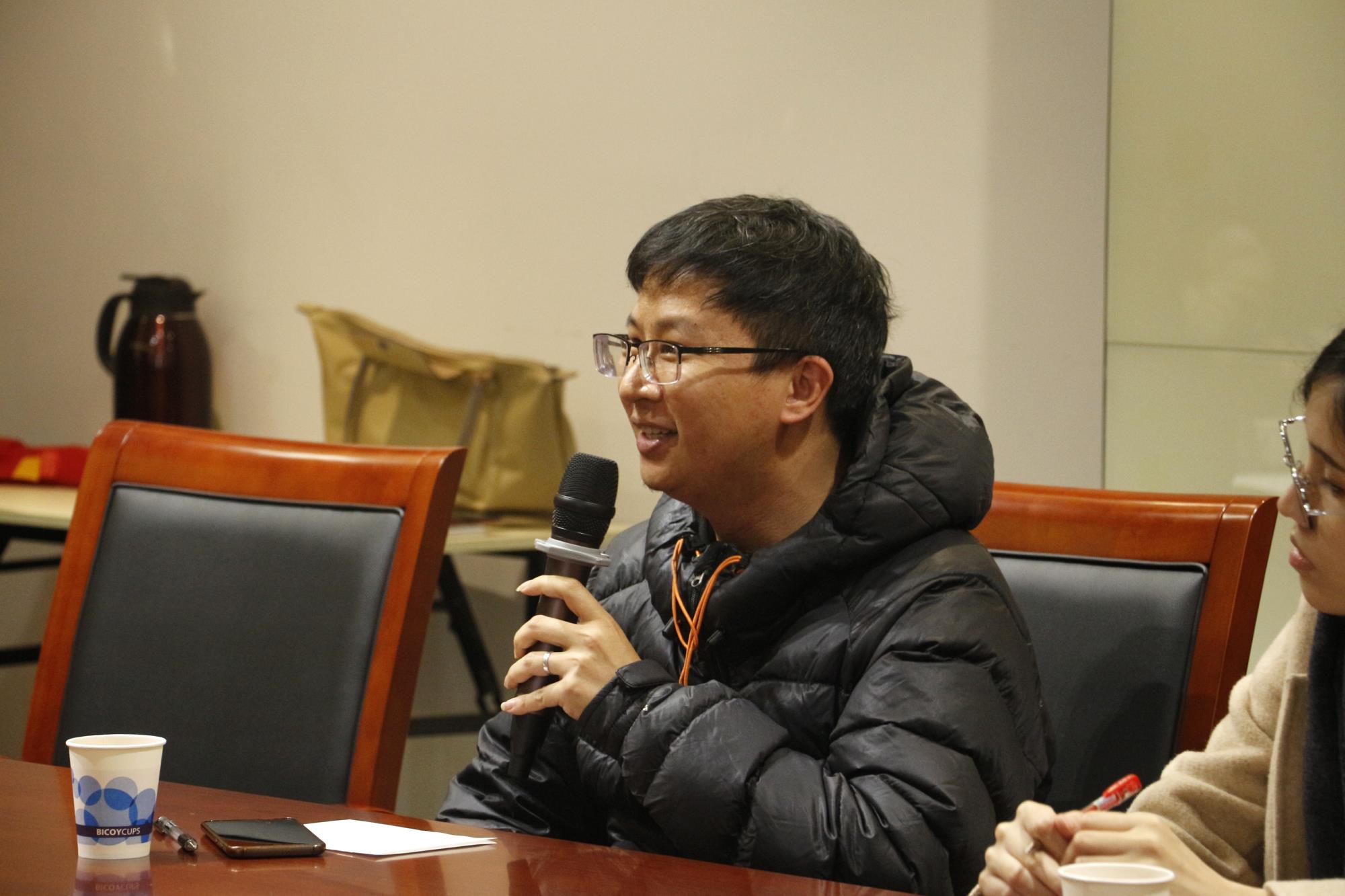cb4c7a94241a40c2809cb95194a47854.jpg 青年教师认真汲取学术经验2.jpg