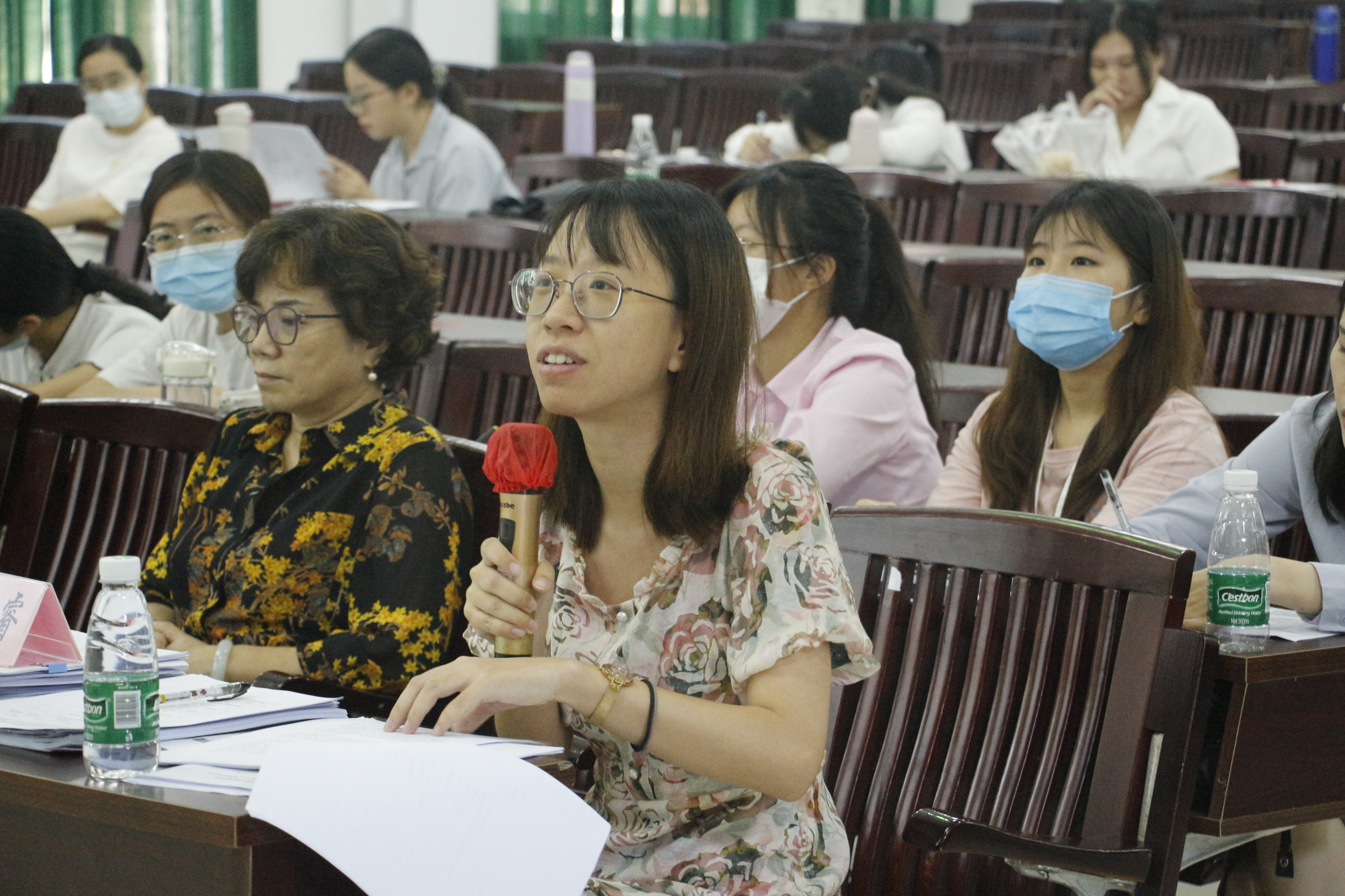 评委老师进行提问和点评(2).jpg