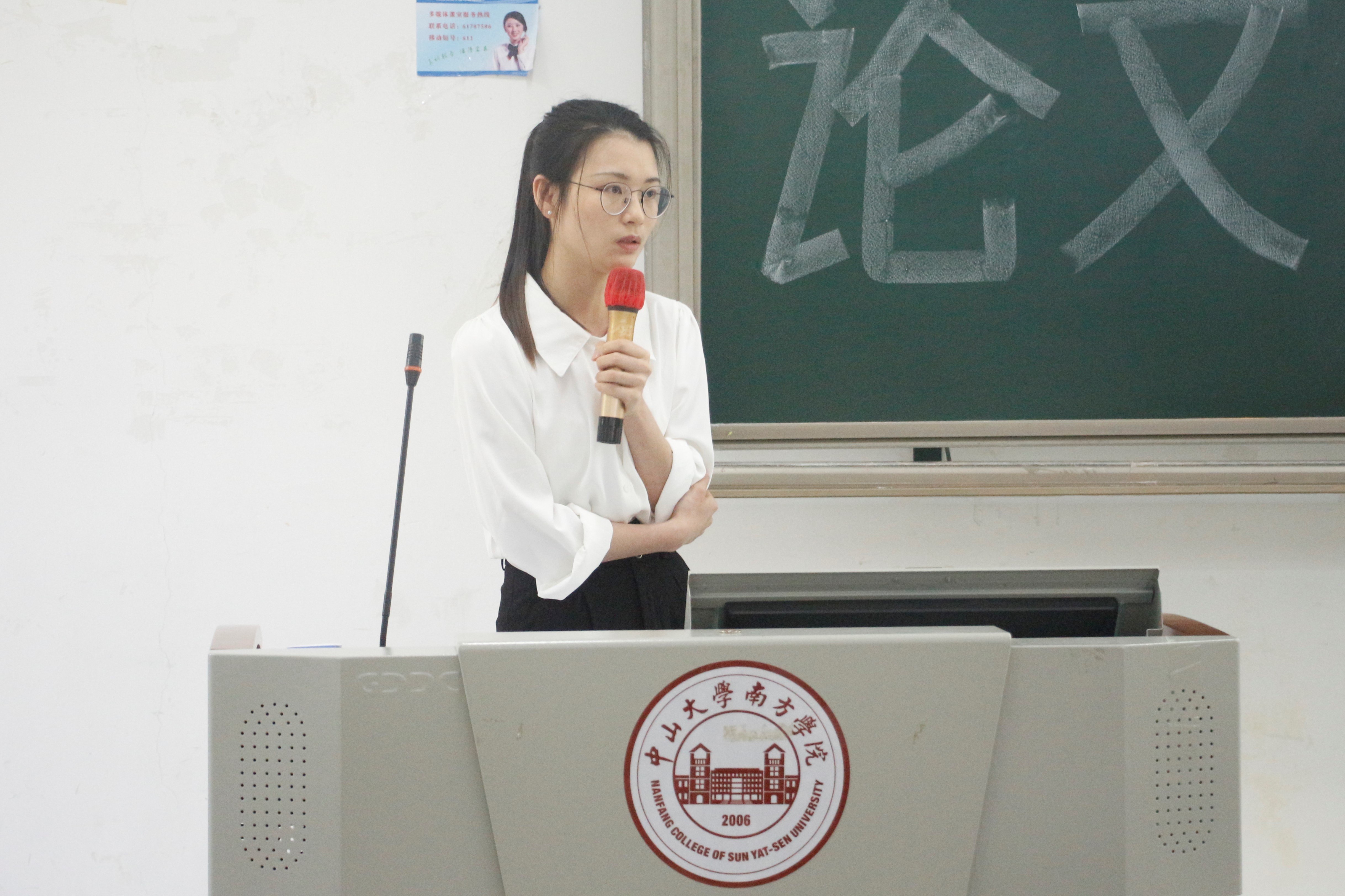 毕业生进行答辩(3).jpg