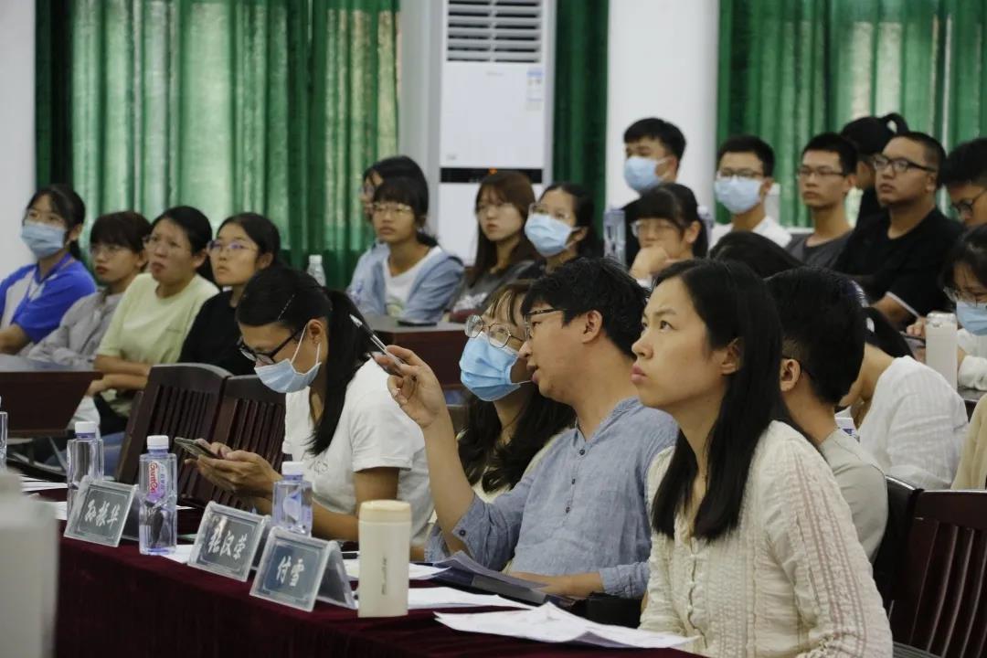 2b6165b60720406cab4d806371b6da6c.jpg 老师就小组汇报成果进行交流.jpg