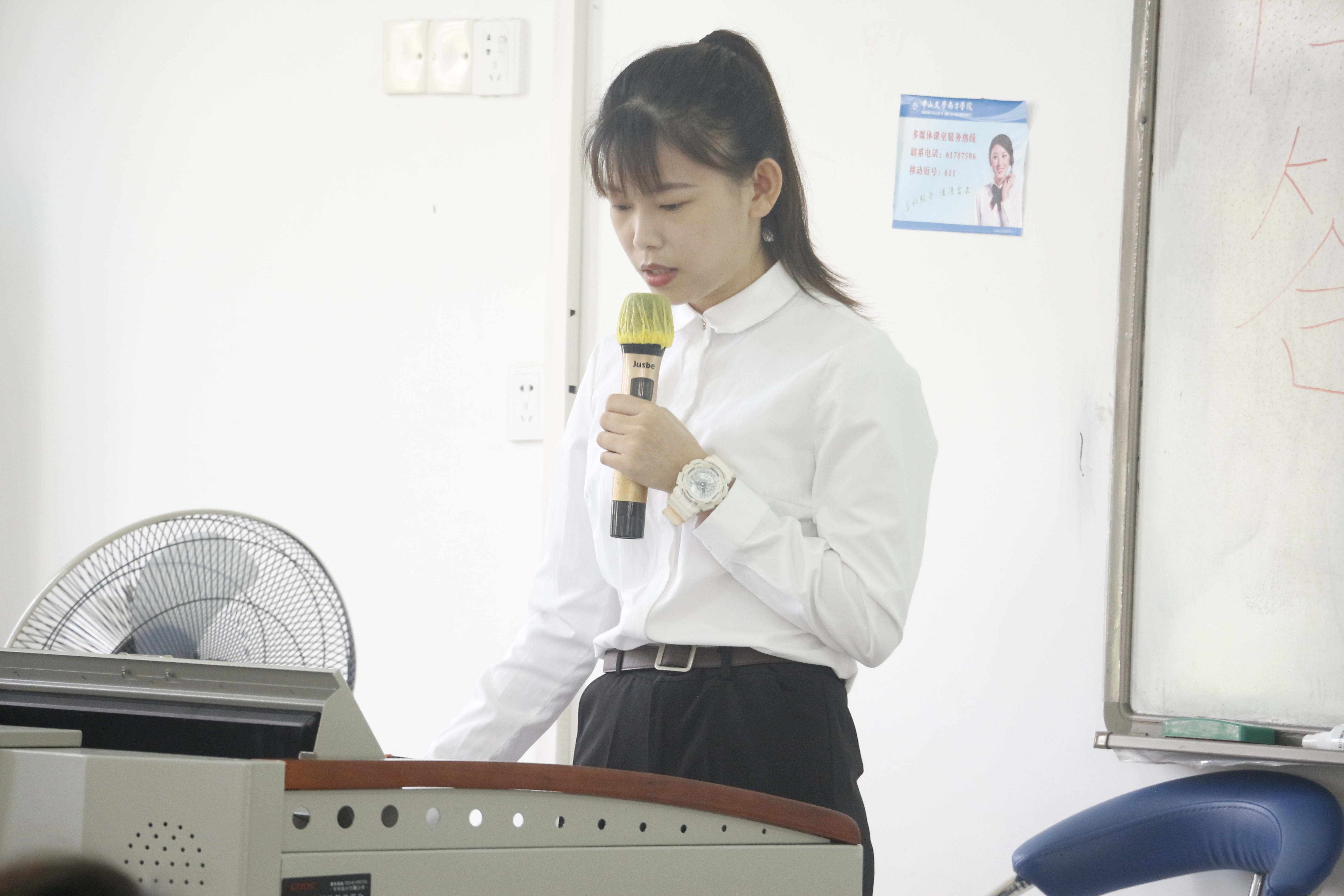 毕业生进行答辩(1).JPG