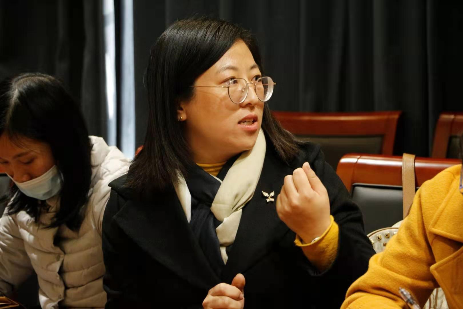 9b92b207c16d436fa578010fb42ab613.jpg 青年教师认真汲取学术经验2.jpg